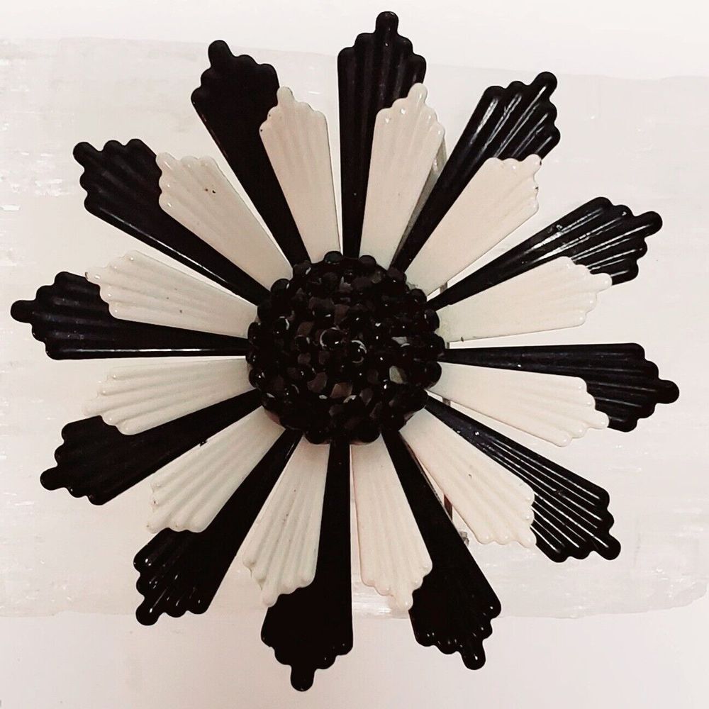 VTG Brooch Enamel Flower Daisy Black & White Deco Feel Detailed Center Pin